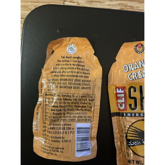 Amphipod Running Bottle Holder With Water & 3 Packets Of Energy Gel - Picture 9 of 9